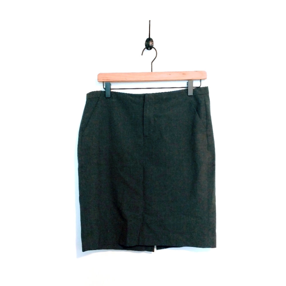 Gap simple mini pencil skirt size 4 with small slit in the back